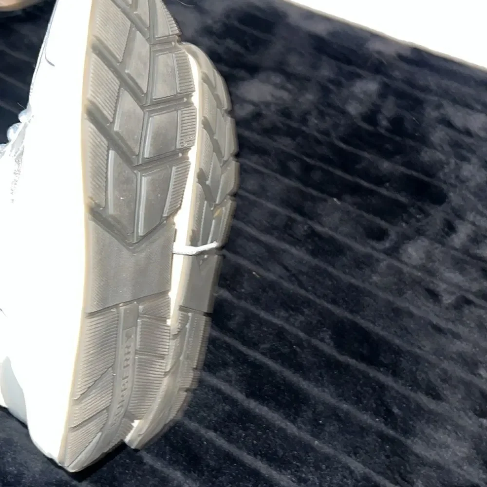 Authentic Burberry Women's Grey Sneakers - Picture 5 of 7